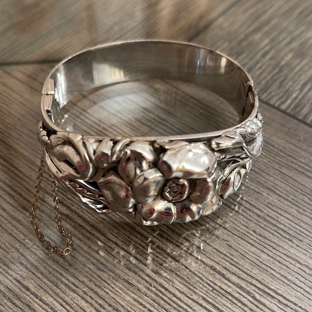 Antique Victorian Silver Plate Flower Repousse Bracelet Hinged Bangle - Picture 3 of 16